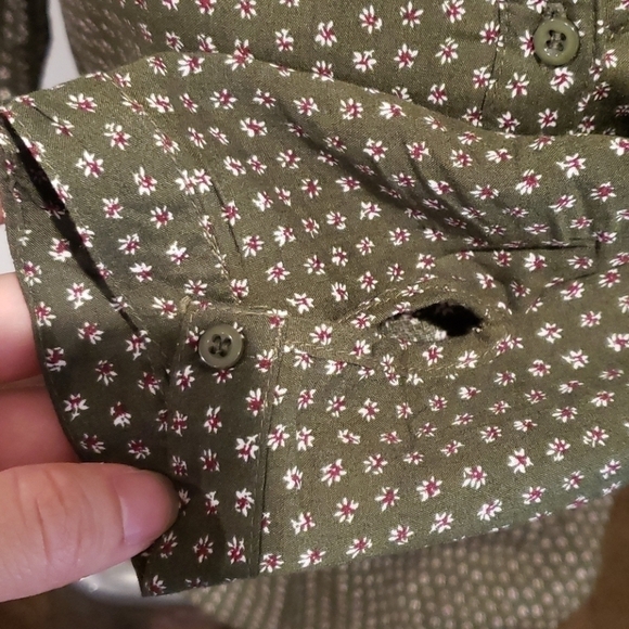 5/$30 NWOT IRIS V Neck Button front top - Picture 3 of 7